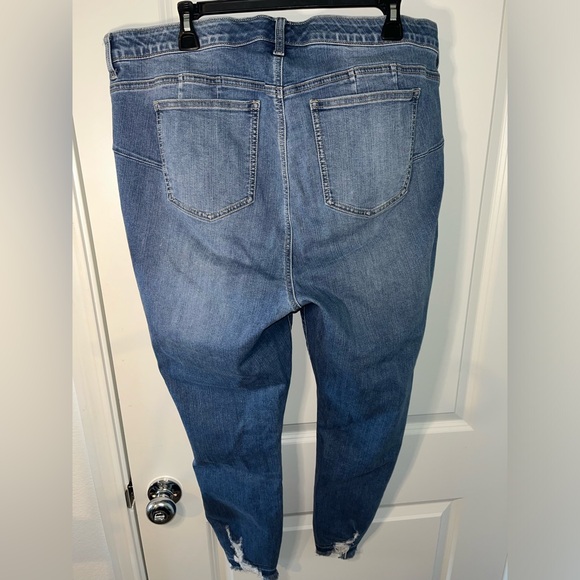 Torrid NWOT Distressed Premium Stretch Bombshell Skinny 5 Button Jeans Sz 22R - Picture 2 of 15